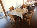 Speisesaal 1 - Paket für ca.35 Personen: 11 Stück Gastrotische je ca. 80x80 cm , 26 Stück Gastrostühle , Anrichte mit ca. 285x58 cm , 4 Stück Deckenleuchten 60 cm Durchmesser , L-förmige Sitzbankgruppe ca. 500+670 cm Speisesaal 1 - Paket für ca.35 Personen: 11 Stück Gastrotische je ca. 80x80 cm , 26 Stück Gastrostühle , Anrichte mit ca. 285x58 cm , 4 Stück Deckenleuchten 60 cm Durchmesser , L-förmige Sitzbankgruppe ca. 500+670 cm