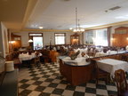 Speisesaal 2 - Paket für ca. 70 Personen: 38 Stück Gastrostühle , 13 Stück Gastrotische ca. 80x80 cm , 2 Stk. 70x115 cm , 1 Stk. 120x135 cm , 6 Stk. 120x80 cm , Ecktisch ca. 140x140 cm , ca.5.7 lfm Raumteiler mit Sitzbankgruppe , 3 Stk. U-förmige Sitzbank Speisesaal 2 - Paket für ca. 70 Personen: 38 Stück Gastrostühle , 13 Stück Gastrotische ca. 80x80 cm , 2 Stk. 70x115 cm , 1 Stk. 120x135 cm , 6 Stk. 120x80 cm , Ecktisch ca. 140x140 cm , ca.5.7 lfm Raumteiler mit Sitzbankgruppe , 3 Stk. U-förmige Sitzbank