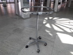 modischer, eleganter runder Kleiderständer modischer, eleganter runder Kleiderständer