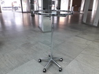modischer, eleganter runder Kleiderständer modischer, eleganter runder Kleiderständer