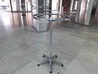 modischer, eleganter runder Kleiderständer modischer, eleganter runder Kleiderständer