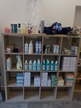 Regal mit Inhalt (div. Waschlotion, Desinfektionsmittel, Reinigungsschaum, Cremen, Filzschuhe, Einweghandschuhe) Regal mit Inhalt (div. Waschlotion, Desinfektionsmittel, Reinigungsschaum, Cremen, Filzschuhe, Einweghandschuhe)