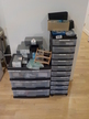 Regal mit Inhalt (Verbandscheren, Reflexhammer, Splitterpinzette, Knochenschaber, div. Behältnisse, Reagenzglashalter) Regal mit Inhalt (Verbandscheren, Reflexhammer, Splitterpinzette, Knochenschaber, div. Behältnisse, Reagenzglashalter)