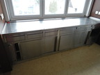 Hildebrand Edelstahl Warmhalteschrank, bestehend aus 2 Modulen (120+170) mit einer durchgehenden Arbeitsplatte, 7 Auszugsladen wobei 1 Schublade nicht vorhanden, 2 Schiebetüren Hildebrand Edelstahl Warmhalteschrank, bestehend aus 2 Modulen (120+170) mit einer durchgehenden Arbeitsplatte, 7 Auszugsladen wobei 1 Schublade nicht vorhanden, 2 Schiebetüren