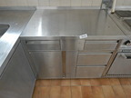 Edelstahl Arbeitstischmodul, ca. 100x70x85cm, mit 4 Auszugsladen und einer Flügeltüre Edelstahl Arbeitstischmodul, ca. 100x70x85cm, mit 4 Auszugsladen und einer Flügeltüre