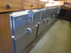 Thekenmodul mit Kühlung bestehend aus 6 Einzelelementen, gesamt ca. 380x85cm, mit Kühlaggregat und Getränkesumpf, Arbeitsplatte Spannplatte Thekenmodul mit Kühlung bestehend aus 6 Einzelelementen, gesamt ca. 380x85cm, mit Kühlaggregat und Getränkesumpf, Arbeitsplatte Spannplatte