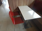 2 Stück Gastrotische ca. 60x60 cm - 2 rote Stühle 2 Stück Gastrotische ca. 60x60 cm - 2 rote Stühle