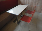 2 Stück Gastrotische ca. 60x60 cm - 2 rote Stühle 2 Stück Gastrotische ca. 60x60 cm - 2 rote Stühle
