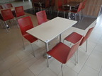 Gastrotisch ca. 105 x 60 cm - 4 Stück rote Stühle Gastrotisch ca. 105 x 60 cm - 4 Stück rote Stühle