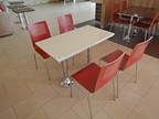 Gastrotisch ca. 105 x 60 cm - 4 Stück rote Stühle Gastrotisch ca. 105 x 60 cm - 4 Stück rote Stühle