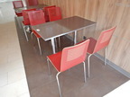 Gastrotisch ca. 105 x 60 cm mit - 4 Stück rote Stühle Gastrotisch ca. 105 x 60 cm mit - 4 Stück rote Stühle