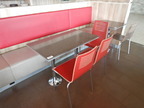 Gastrotisch ca. 105x60 cm mit - 3 Stück rote Stühlen Gastrotisch ca. 105x60 cm mit - 3 Stück rote Stühlen