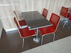 Gastrotisch ca. 106x60 cm - 4 Stück rote Stühle Gastrotisch ca. 106x60 cm - 4 Stück rote Stühle