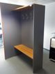 Garderobe mit Sitzbank und Trennwand mit Leinwand, 130x199cm, L: 180cm Garderobe mit Sitzbank und Trennwand mit Leinwand, 130x199cm, L: 180cm