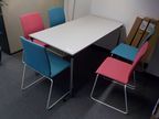 Besprechungstischgruppe bestehend aus Besprechungstisch 160x80cm und 5 Stk. Stühlen (2xrosa, 3xblau) Besprechungstischgruppe bestehend aus Besprechungstisch 160x80cm und 5 Stk. Stühlen (2xrosa, 3xblau)