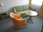 SELVA Sitzbankgruppe bestehend aus einem Sofa 88x185cm (ausziehbar), 1 Stuhl und Beistelltisch DM 70cm, Höhe 66cm SELVA Sitzbankgruppe bestehend aus einem Sofa 88x185cm (ausziehbar), 1 Stuhl und Beistelltisch DM 70cm, Höhe 66cm