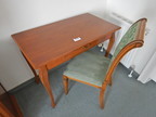 SELVA Schreibtisch mit Auszugslade ca. 90x53cm und 1 Stuhl mit Stoffbezug SELVA Schreibtisch mit Auszugslade ca. 90x53cm und 1 Stuhl mit Stoffbezug