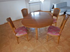 Tischgruppe bestehend aus einem Tisch rund DM 120cm, ausziehbar oval 160x120cm mit 4 Stk. Stühlen Tischgruppe bestehend aus einem Tisch rund DM 120cm, ausziehbar oval 160x120cm mit 4 Stk. Stühlen