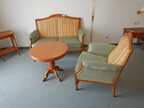 SELVA Sitzbankgruppe bestehend aus einem 2er Sofa, einem 1er Sofa und Beistelltisch DM 70cm, Höhe 66cm SELVA Sitzbankgruppe bestehend aus einem 2er Sofa, einem 1er Sofa und Beistelltisch DM 70cm, Höhe 66cm