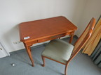 SELVA Schreibtisch mit Auszugslade ca. 90x53cm und 1 Stuhl mit Stoffbezug SELVA Schreibtisch mit Auszugslade ca. 90x53cm und 1 Stuhl mit Stoffbezug