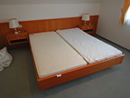 Voglauer Doppelbett, ca. 185x205cm, mit Rückwand und 2 Stk. Nachtkästchen Voglauer Doppelbett, ca. 185x205cm, mit Rückwand und 2 Stk. Nachtkästchen