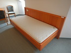 3 Stk. Einzelbett, je 95x205cm inkl. 2 Stk. Nachtkästchen 3 Stk. Einzelbett, je 95x205cm inkl. 2 Stk. Nachtkästchen