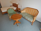 SELVA Sitzbankgruppe bestehend aus einem 2er Sofa, einem 1er Sofa und Beistelltisch DM 70cm, Höhe 66cm SELVA Sitzbankgruppe bestehend aus einem 2er Sofa, einem 1er Sofa und Beistelltisch DM 70cm, Höhe 66cm