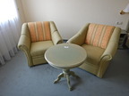 SELVA Sitzbankgruppe bestehend aus einem 2 Stk. 1er Sofas und Beistelltisch DM 70cm, Höhe 66cm SELVA Sitzbankgruppe bestehend aus einem 2 Stk. 1er Sofas und Beistelltisch DM 70cm, Höhe 66cm