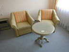 SELVA Sitzbankgruppe bestehend aus 2 Stk. 1er Sofasessel und Beistelltisch DM 70cm, Höhe 66cm SELVA Sitzbankgruppe bestehend aus 2 Stk. 1er Sofasessel und Beistelltisch DM 70cm, Höhe 66cm