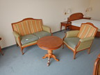 SELVA Sitzbankgruppe bestehend aus einem 2er Sofa, einem 1er Sofa und Beistelltisch DM 70cm, Höhe 66cm SELVA Sitzbankgruppe bestehend aus einem 2er Sofa, einem 1er Sofa und Beistelltisch DM 70cm, Höhe 66cm