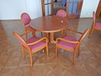 Tisch, rund, DM 110cm und 4 Stk. Stühle Tisch, rund, DM 110cm und 4 Stk. Stühle