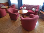 Sitzgruppe bestehend aus: Sofa 155x90cm mit Tisch, rund, DM 70cm und 2 Stk. Sitzsofas Sitzgruppe bestehend aus: Sofa 155x90cm mit Tisch, rund, DM 70cm und 2 Stk. Sitzsofas
