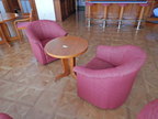 Sitzgruppe bestehend aus: Tisch, rund, DM 70cm und 2 Stk. Sitzsofas Sitzgruppe bestehend aus: Tisch, rund, DM 70cm und 2 Stk. Sitzsofas