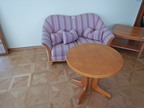 Sitzbankgruppe bestehend aus einem Sofa 155x90cm und einem Tisch, rund DM90cm Sitzbankgruppe bestehend aus einem Sofa 155x90cm und einem Tisch, rund DM90cm