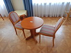 Sitzgruppe bestehend aus: Tisch, rund, DM 70cm und 2 Stk. Stühlen Sitzgruppe bestehend aus: Tisch, rund, DM 70cm und 2 Stk. Stühlen