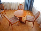 Sitzgruppe bestehend aus: Tisch, rund, DM 70cm und 3 Stk. Stühlen Sitzgruppe bestehend aus: Tisch, rund, DM 70cm und 3 Stk. Stühlen