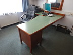 komplettes Chef-Büro bestehend aus: Schreibtisch Winkelkombination ca. 212x212cm, links mit Flügeltüre, rechts mit 4 Laden, Aktenschrankmodul (problemlos kürzbar) ca. 395x50x80cm, Hängeregal 75x46x32cm komplettes Chef-Büro bestehend aus: Schreibtisch Winkelkombination ca. 212x212cm, links mit Flügeltüre, rechts mit 4 Laden, Aktenschrankmodul (problemlos kürzbar) ca. 395x50x80cm, Hängeregal 75x46x32cm