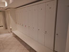 10 Stk. Umkleidespinde / Kleiderschränke mit Sitzbank, ca. 365x85cm, versperrbar 10 Stk. Umkleidespinde / Kleiderschränke mit Sitzbank, ca. 365x85cm, versperrbar