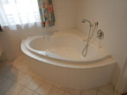Eckbadewanne, ca. 162x162cm, inkl. Armaturen Eckbadewanne, ca. 162x162cm, inkl. Armaturen