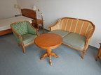 SELVA Sitzbankgruppe bestehend aus einem 2er Sofa, einem 1er Sofa und Beistelltisch DM 70cm, Höhe 66cm SELVA Sitzbankgruppe bestehend aus einem 2er Sofa, einem 1er Sofa und Beistelltisch DM 70cm, Höhe 66cm