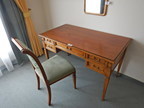 SELVA Schreibtisch mit Auszugslade ca. 90x53cm und 1 Stuhl mit Stoffbezug SELVA Schreibtisch mit Auszugslade ca. 90x53cm und 1 Stuhl mit Stoffbezug