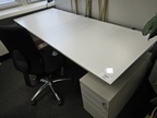 Bene Schreibtisch, ca. 200x80cm mit integriertem Rollcontainer Bene Schreibtisch, ca. 200x80cm mit integriertem Rollcontainer
