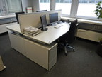 Bene Schreibtisch, ca. 200x80cm mit integriertem Rollcontainer, mit Trennwand Bene Schreibtisch, ca. 200x80cm mit integriertem Rollcontainer, mit Trennwand
