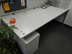 Bene Schreibtisch, ca. 200x80cm mit integriertem Rollcontainer Bene Schreibtisch, ca. 200x80cm mit integriertem Rollcontainer