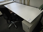 Bene Schreibtisch, ca. 200x80cm mit integriertem Rollcontainer Bene Schreibtisch, ca. 200x80cm mit integriertem Rollcontainer