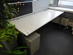 Bene Schreibtisch, ca. 200x80cm mit integriertem Rollcontainer, mit Trennwand Bene Schreibtisch, ca. 200x80cm mit integriertem Rollcontainer, mit Trennwand