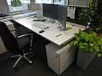 Bene Schreibtisch, ca. 200x80cm mit integriertem Rollcontainer Bene Schreibtisch, ca. 200x80cm mit integriertem Rollcontainer