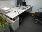 Bene Schreibtisch, ca. 200x80cm mit integriertem Rollcontainer, mit Trennwand Bene Schreibtisch, ca. 200x80cm mit integriertem Rollcontainer, mit Trennwand