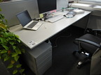 Bene Schreibtisch, ca. 200x80cm mit integriertem Rollcontainer, mit Trennwand Bene Schreibtisch, ca. 200x80cm mit integriertem Rollcontainer, mit Trennwand
