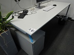 Bene Schreibtisch, ca. 200x80cm mit integriertem Rollcontainer, mit Trennwand Bene Schreibtisch, ca. 200x80cm mit integriertem Rollcontainer, mit Trennwand